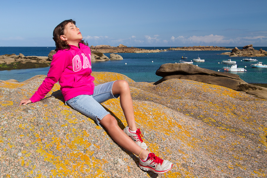 Fantine sur les rochers de Trégastel