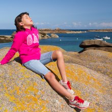 Fantine sur les rochers de Trégastel